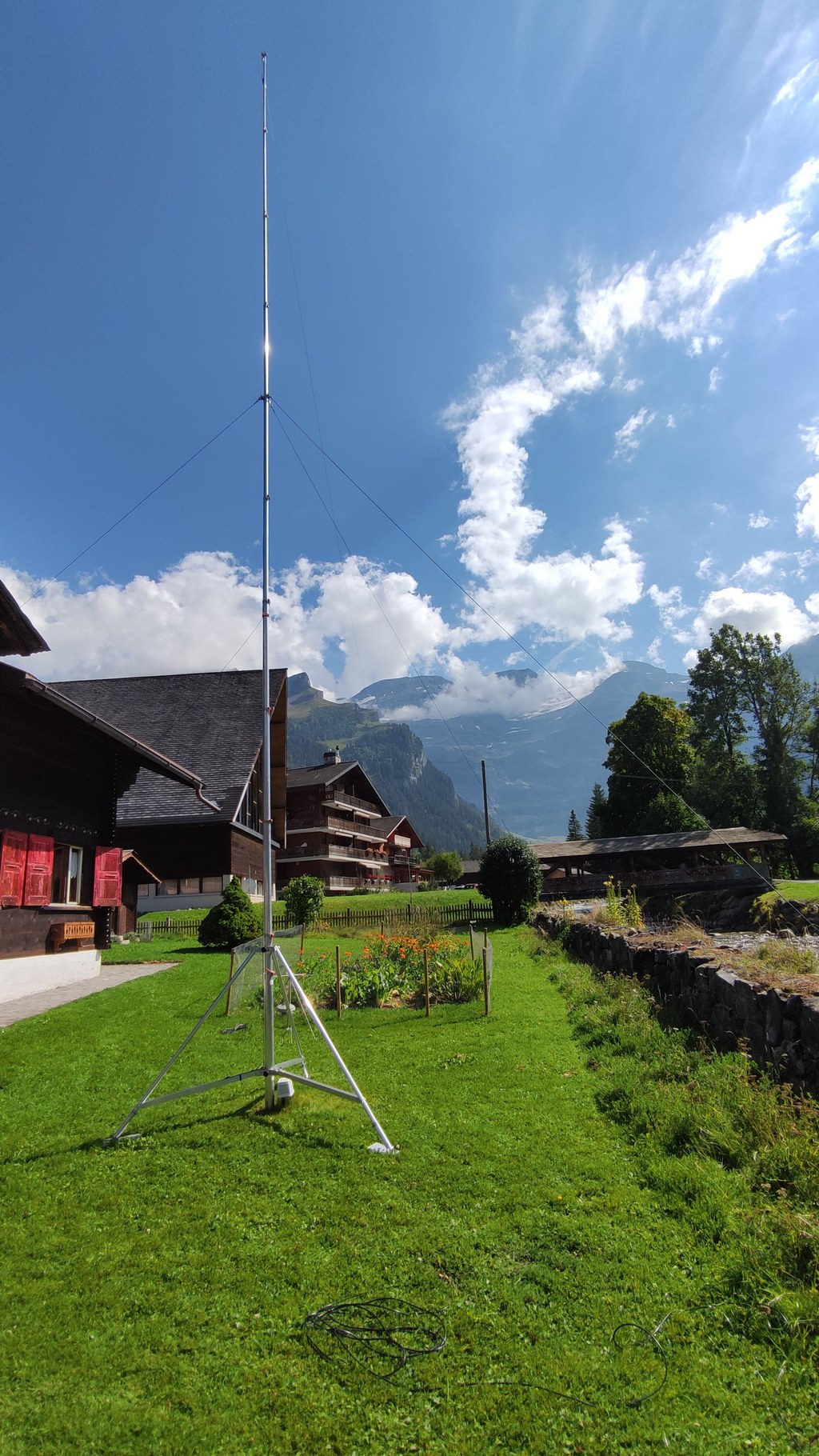 Mât de l'antenne Chameleon EMCOMM II V2 installée en sloper dans le jardin avec les Diablerets en fond