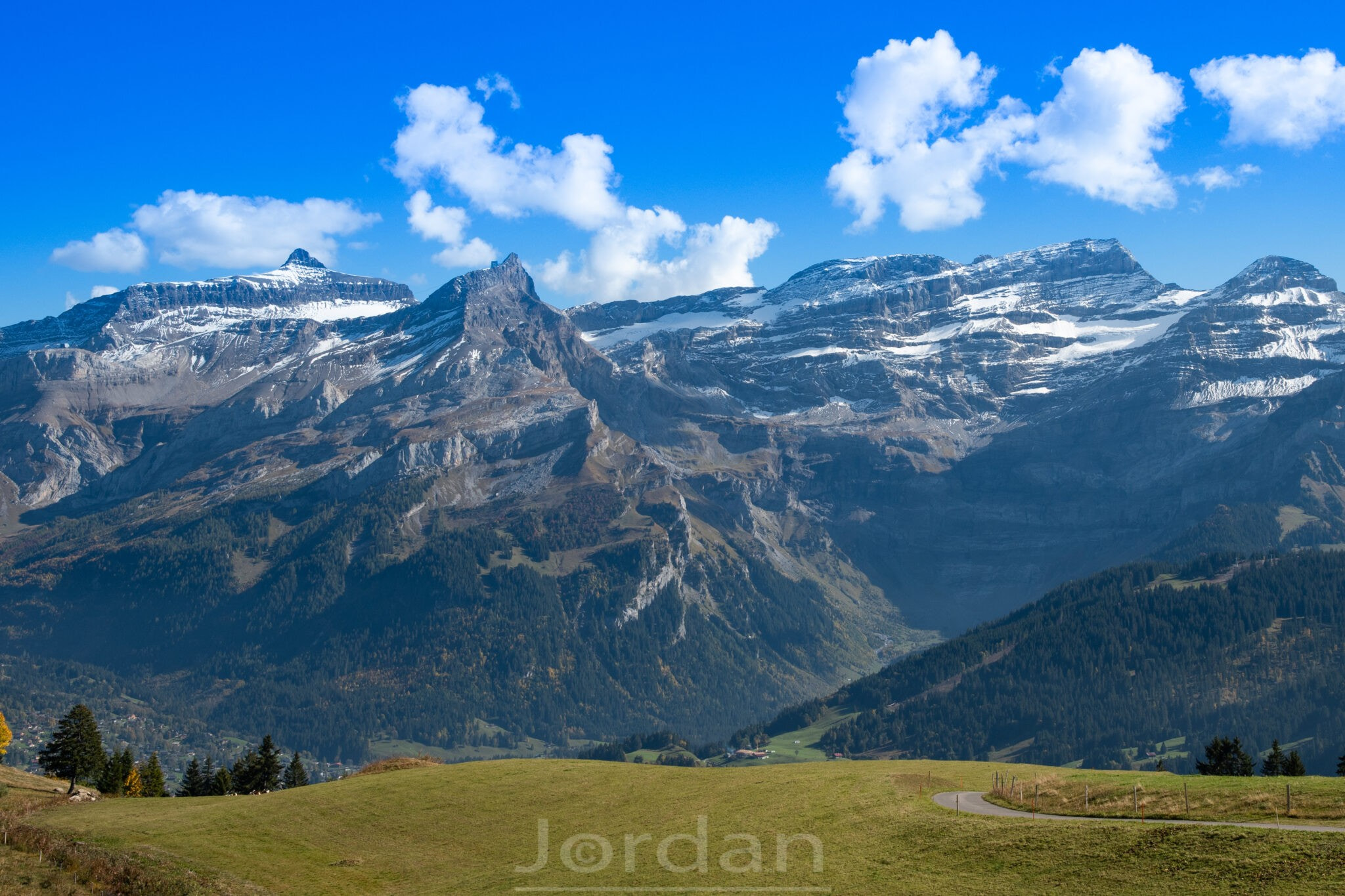 Vue du massif et glacier des Diablerets depuis le village (1200 m), avec les sommets enneigés à 3000 m d'altitude