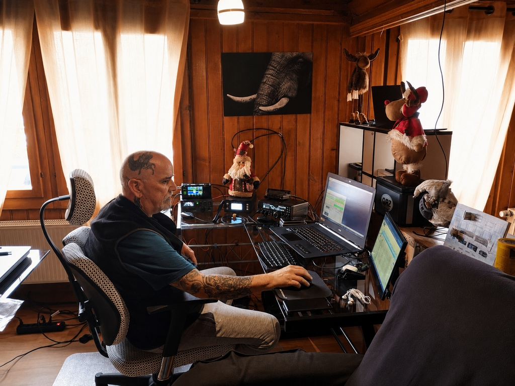 Alain HB9VKL en pleine session radio dans son shack en bois aux Diablerets